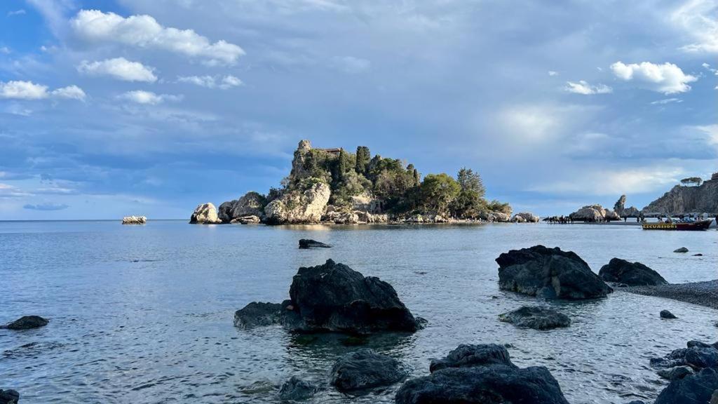 Isola Bella Couette-café