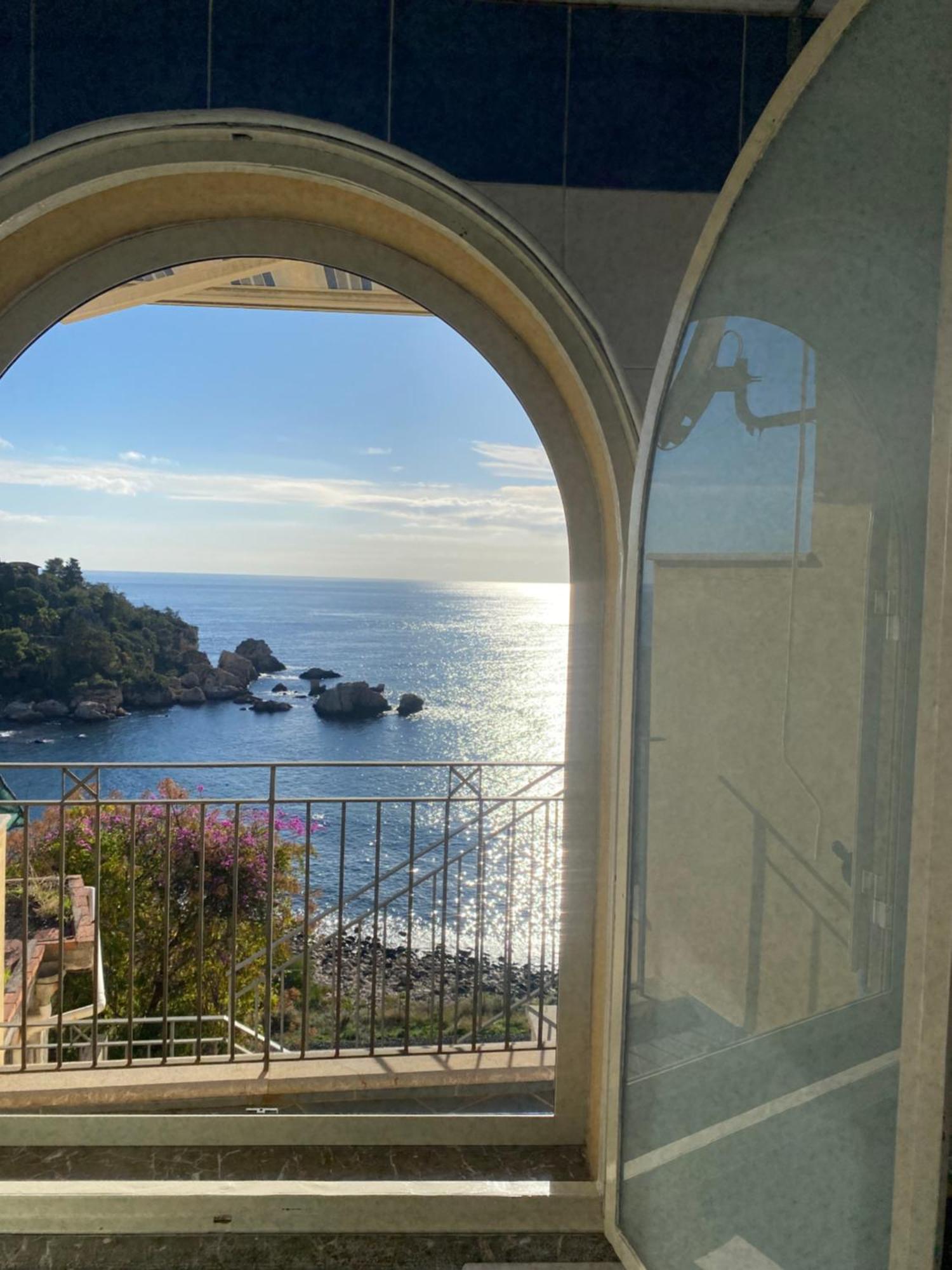 Isola Bella Couette-café