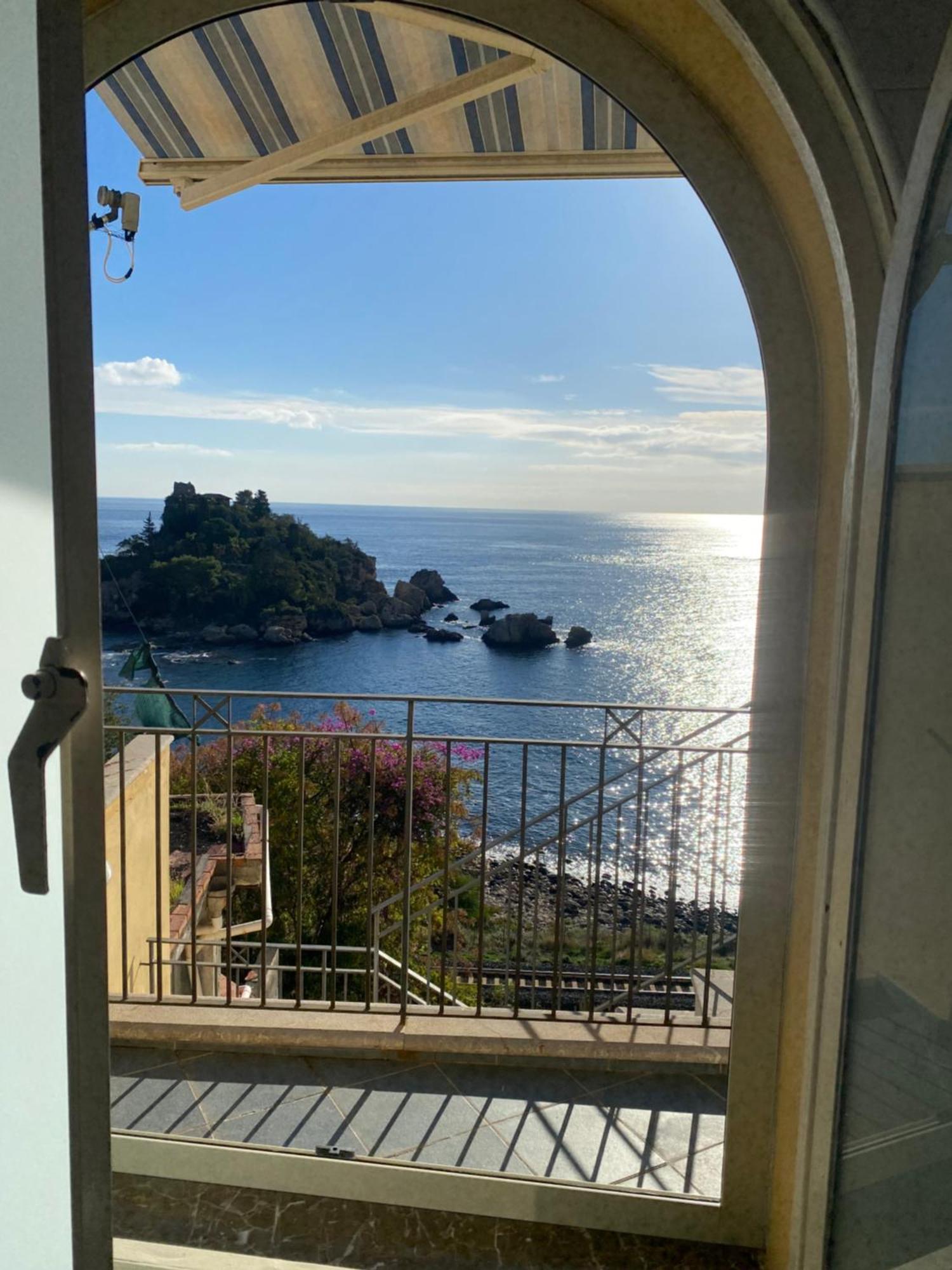 Isola Bella Couette-café
